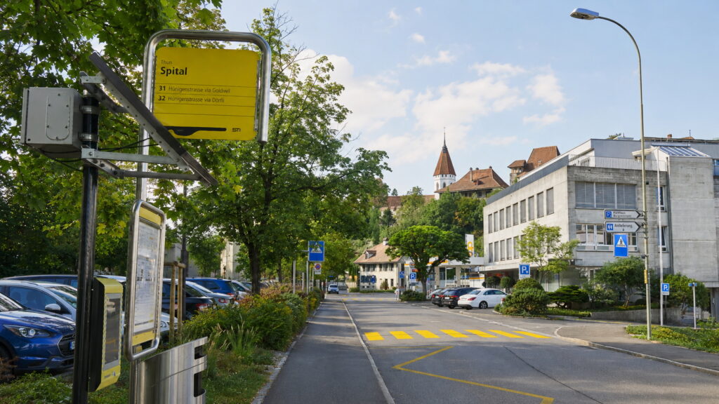 Haus F von der Bushaltestelle aus gesehen